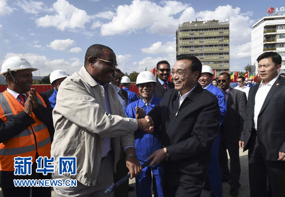 5月5日，中國國務(wù)院總理李克強考察亞的斯亞貝巴輕軌項目，埃塞俄比亞總理海爾馬里亞姆陪同。新華社記者 李學(xué)仁 攝