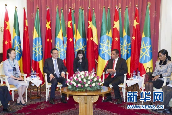 李克強(qiáng)總理夫人程虹、穆拉圖總統(tǒng)夫人梅阿扎參加會見。新華社記者王曄攝