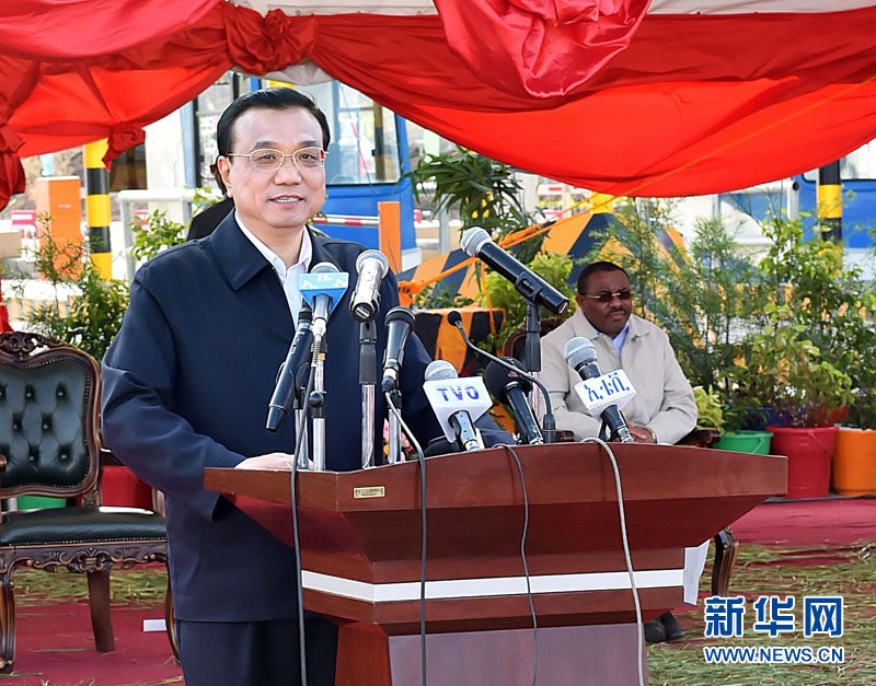 5月5日，國(guó)務(wù)院總理李克強(qiáng)與埃塞俄比亞總理海爾馬里亞姆共同出席亞的斯亞貝巴-阿達(dá)瑪高速公路一期竣工揭牌典禮，并為二期工程開(kāi)工奠基剪彩。這是李克強(qiáng)在典禮上致辭。新華社記者 李濤 攝 