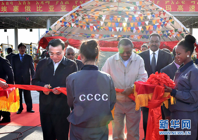 5月5日，中國(guó)國(guó)務(wù)院總理李克強(qiáng)與埃塞俄比亞總理海爾馬里亞姆共同出席亞的斯亞貝巴-阿達(dá)瑪高速公路一期竣工揭牌典禮，并為二期工程開(kāi)工奠基剪彩。這是李克強(qiáng)與海爾馬里亞姆共同為亞的斯亞貝巴-阿達(dá)瑪高速公路二期工程開(kāi)工剪彩。新華社記者 李濤 攝 