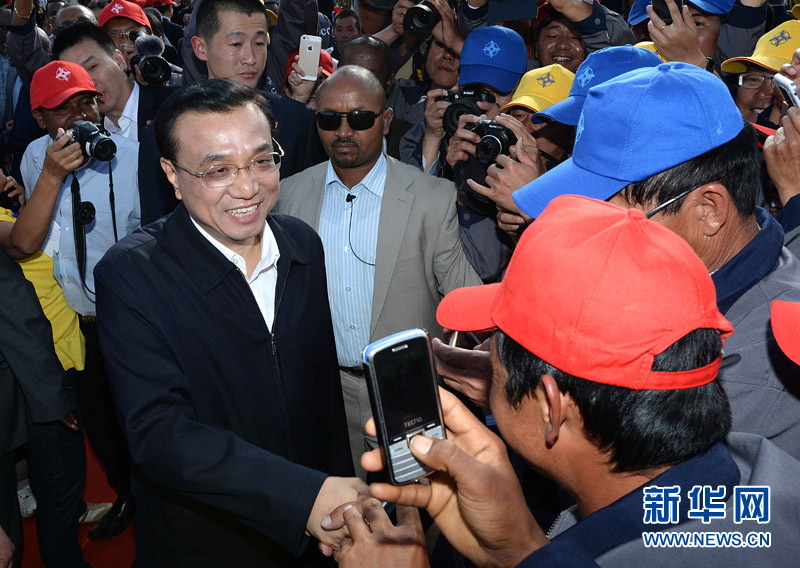 5月5日，中國(guó)國(guó)務(wù)院總理李克強(qiáng)與埃塞俄比亞總理海爾馬里亞姆共同出席亞的斯亞貝巴-阿達(dá)瑪高速公路一期竣工揭牌典禮，并為二期工程開(kāi)工奠基剪彩。這是典禮結(jié)束后，李克強(qiáng)同工程施工人員親切交談。新華社記者 李濤 攝 