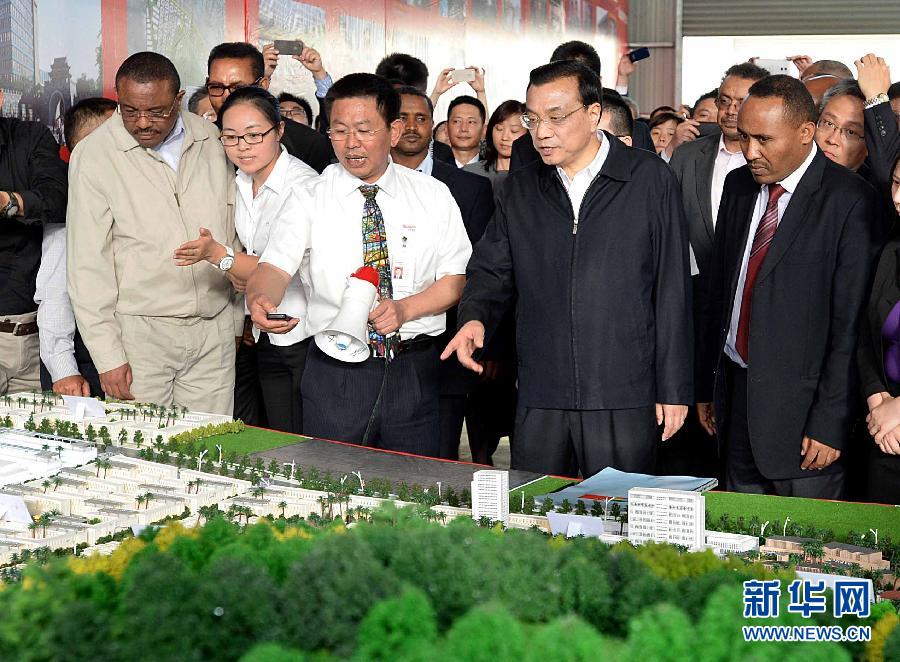  5月5日，中國國務院總理李克強在埃塞俄比亞總理海爾馬里亞姆陪同下參觀東方工業(yè)園。這是李克強與海爾馬里亞姆（左一）一起觀看工業(yè)園沙盤展示。新華社記者 李濤