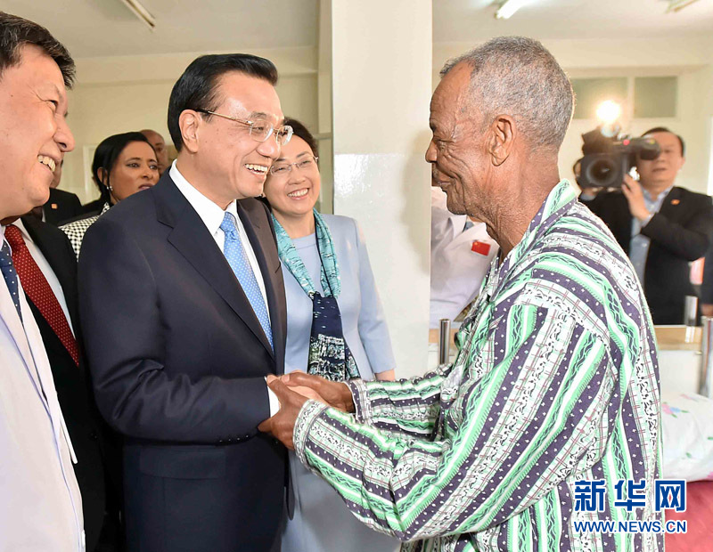 5月6日，中國國務院總理李克強與埃塞俄比亞總統(tǒng)穆拉圖一同來到亞的斯亞貝巴阿勒塔醫(yī)院，看望受益于中國免費白內障手術&ldquo;光明行&rdquo;活動的埃塞俄比亞患者。新華社記者 李濤 攝 