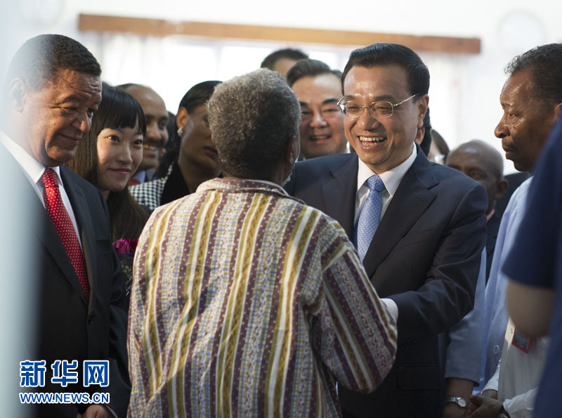 5月6日，中國國務院總理李克強與埃塞俄比亞總統(tǒng)穆拉圖一同來到亞的斯亞貝巴阿勒塔醫(yī)院，看望受益于中國免費白內障手術&ldquo;光明行&rdquo;活動的埃塞俄比亞患者。新華社記者 謝環(huán)馳 攝 