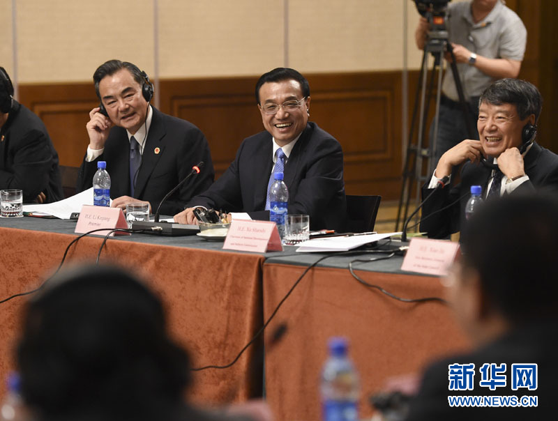  5月6日，國(guó)務(wù)院總理李克強(qiáng)在埃塞俄比亞首都亞的斯亞貝巴出席中非經(jīng)貿(mào)人文座談會(huì)。 新華社記者 李學(xué)仁 攝 