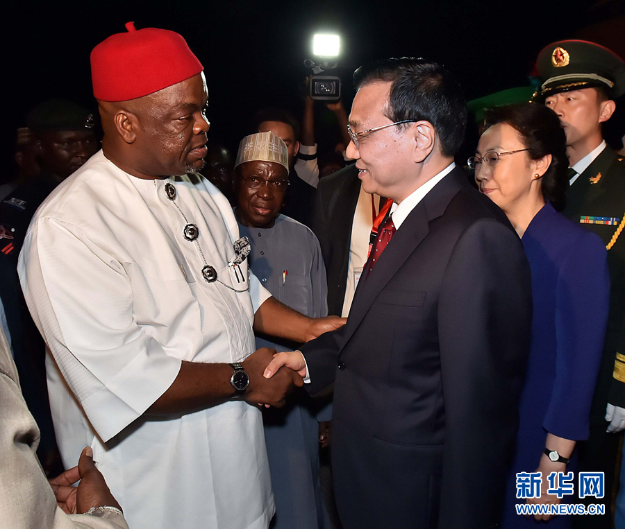     5月6日，應(yīng)尼日利亞總統(tǒng)喬納森邀請(qǐng)，國(guó)務(wù)院總理李克強(qiáng)乘專機(jī)抵達(dá)阿布賈國(guó)際機(jī)場(chǎng)，開始對(duì)尼日利亞進(jìn)行正式訪問。李克強(qiáng)總理夫人程虹同機(jī)抵達(dá)。新華社記者 李濤 攝 