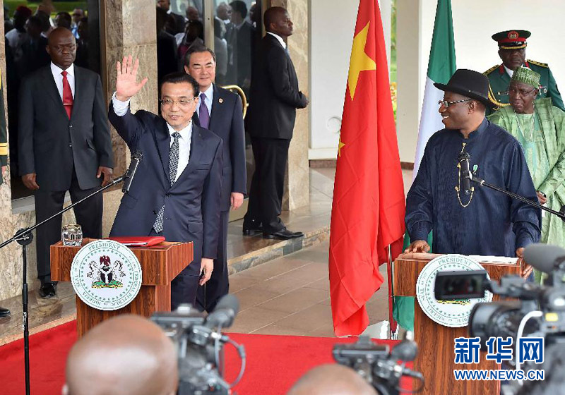 5月7日，中國國務院總理李克強在阿布賈與尼日利亞總統(tǒng)喬納森會談后共同會見記者，并回答記者提問。 新華社記者李濤攝 