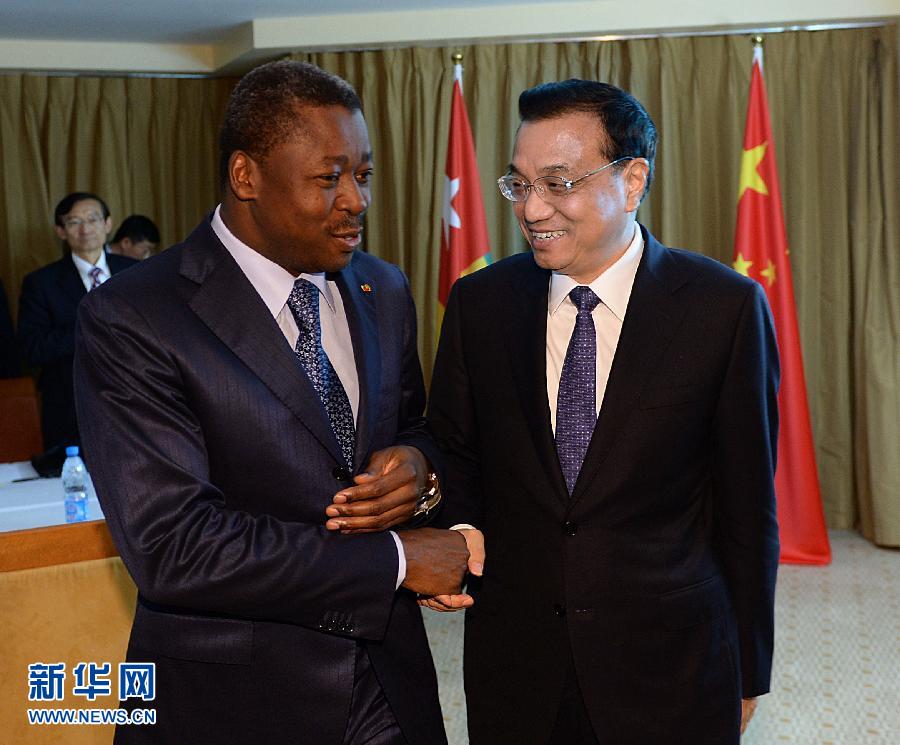 5月7日，正在尼日利亞訪問的中國國務(wù)院總理李克強在阿布賈會見出席第24屆世界經(jīng)濟論壇非洲峰會全會的多哥總統(tǒng)福雷。 新華社記者 李濤 攝 