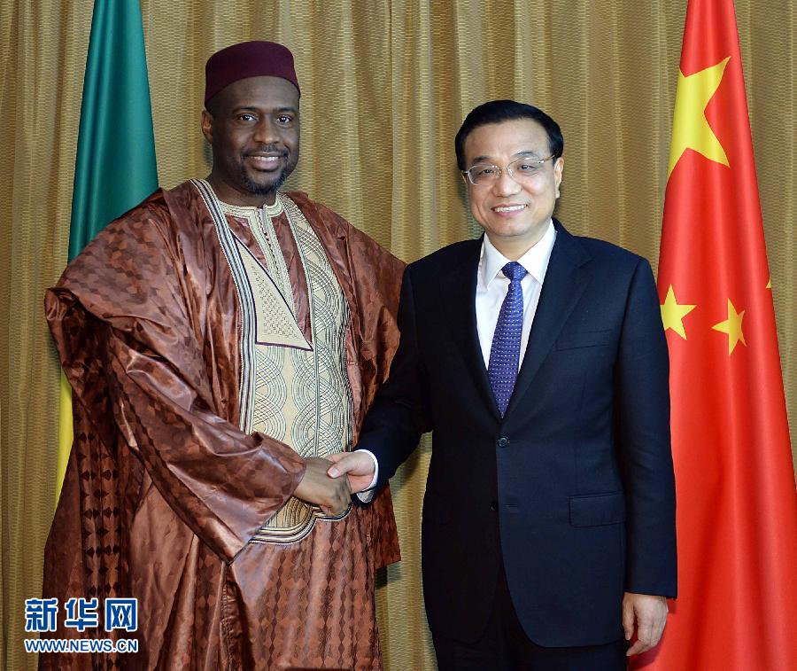 5月7日，正在尼日利亞訪問的國務(wù)院總理李克強在阿布賈會見出席第24屆世界經(jīng)濟論壇非洲峰會全會的馬里總理馬拉。 新華社記者 李濤 攝 