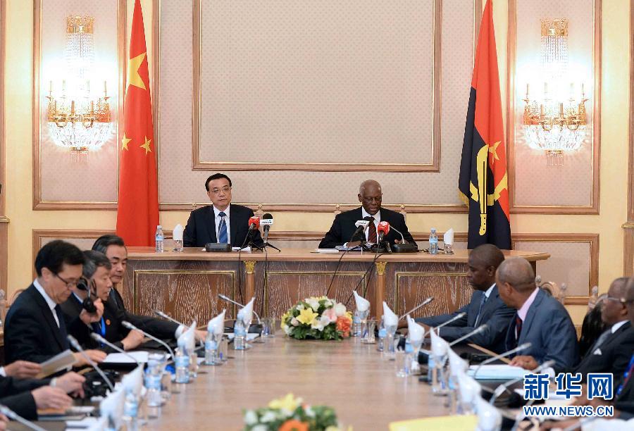 5月9日，中國國務院總理李克強在安哥拉總統(tǒng)府同安總統(tǒng)多斯桑托斯舉行會談。 新華社記者李濤攝