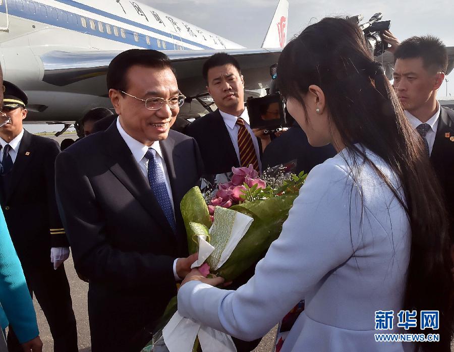 5月8日，應(yīng)安哥拉總統(tǒng)多斯桑托斯邀請(qǐng)，中國國務(wù)院總理李克強(qiáng)乘專機(jī)抵達(dá)羅安達(dá)二月四日國際機(jī)場(chǎng)，開始對(duì)安哥拉進(jìn)行正式訪問。 新華社記者李濤 攝 