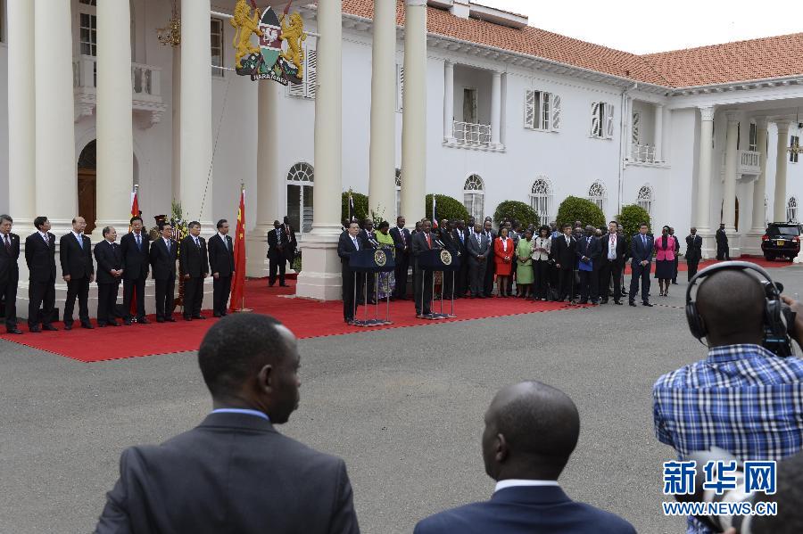  5月10日，中國國務(wù)院總理李克強在肯尼亞國家宮與肯總統(tǒng)肯雅塔舉行會談后共同會見記者。 新華社記者 李學(xué)仁 攝 
