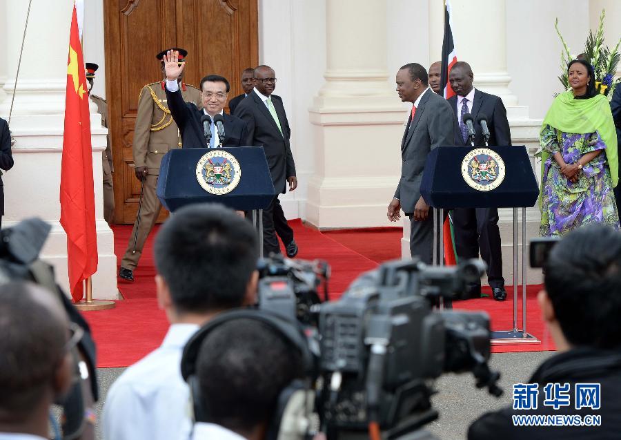 5月10日，中國國務(wù)院總理李克強在肯尼亞國家宮與肯總統(tǒng)肯雅塔舉行會談后共同會見記者。 新華社記者 李濤 攝 