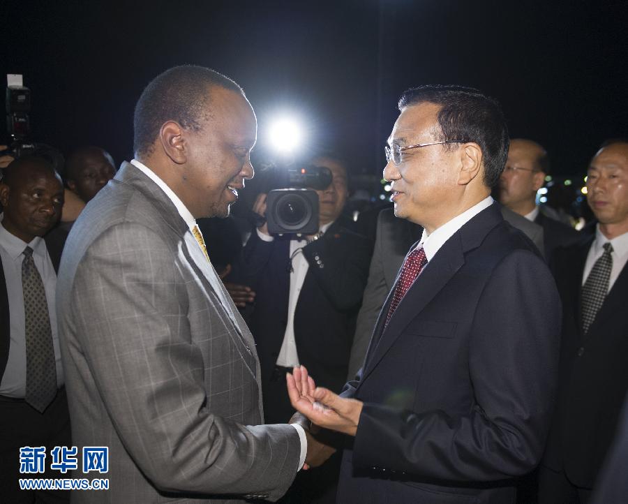 5月9日，應(yīng)肯尼亞總統(tǒng)肯雅塔邀請(qǐng)，中國(guó)國(guó)務(wù)院總理李克強(qiáng)乘專(zhuān)機(jī)抵達(dá)內(nèi)羅畢肯雅塔國(guó)際機(jī)場(chǎng)，開(kāi)始對(duì)肯尼亞進(jìn)行正式訪問(wèn)。李克強(qiáng)總理夫人程虹同機(jī)抵達(dá)?？夏醽喛偨y(tǒng)肯雅塔和副總統(tǒng)魯托率肯政府高級(jí)官員到機(jī)場(chǎng)迎接。新華社記者 謝環(huán)馳 攝 