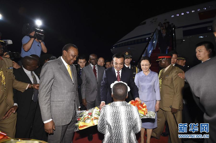 5月9日，應(yīng)肯尼亞總統(tǒng)肯雅塔邀請(qǐng)，中國(guó)國(guó)務(wù)院總理李克強(qiáng)乘專(zhuān)機(jī)抵達(dá)內(nèi)羅畢肯雅塔國(guó)際機(jī)場(chǎng)，開(kāi)始對(duì)肯尼亞進(jìn)行正式訪問(wèn)。李克強(qiáng)總理夫人程虹同機(jī)抵達(dá)?？夏醽喛偨y(tǒng)肯雅塔和副總統(tǒng)魯托率肯政府高級(jí)官員到機(jī)場(chǎng)迎接。這是肯尼亞兒童向李克強(qiáng)夫婦獻(xiàn)上鮮花。新華社記者李學(xué)仁攝 