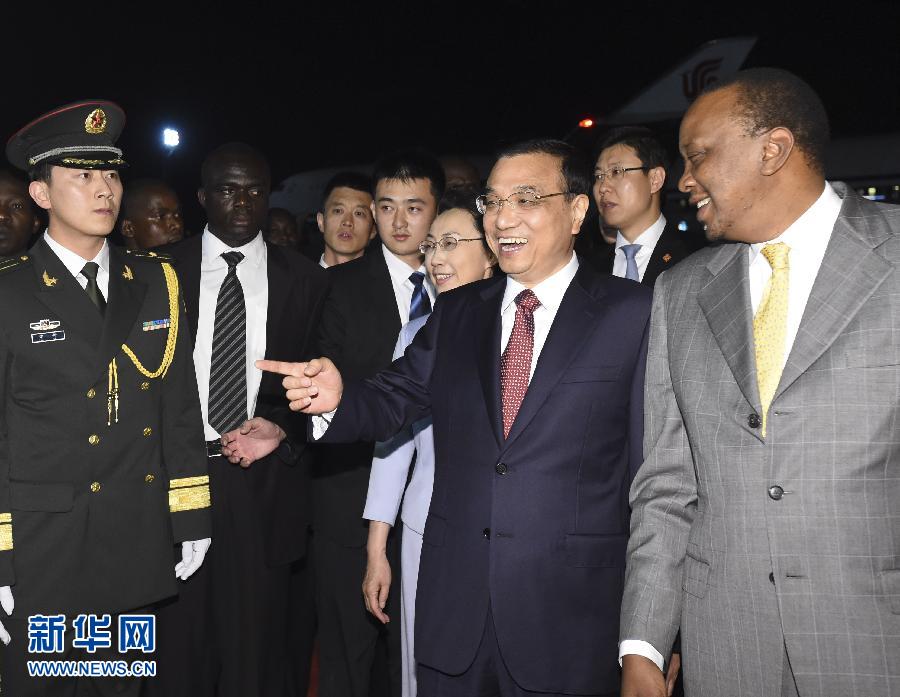 5月9日，應(yīng)肯尼亞總統(tǒng)肯雅塔邀請(qǐng)，中國(guó)國(guó)務(wù)院總理李克強(qiáng)乘專(zhuān)機(jī)抵達(dá)內(nèi)羅畢肯雅塔國(guó)際機(jī)場(chǎng)，開(kāi)始對(duì)肯尼亞進(jìn)行正式訪問(wèn)。李克強(qiáng)總理夫人程虹同機(jī)抵達(dá)?？夏醽喛偨y(tǒng)肯雅塔和副總統(tǒng)魯托率肯政府高級(jí)官員到機(jī)場(chǎng)迎接。新華社記者 李學(xué)仁 攝 
