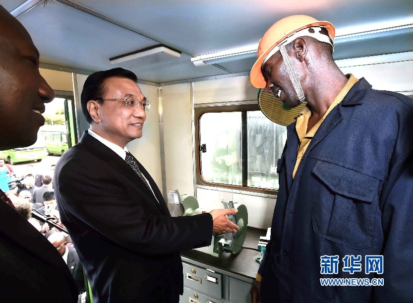 5月11日，國(guó)務(wù)院總理李克強(qiáng)參觀肯尼亞國(guó)家青年服務(wù)隊(duì)。這是李克強(qiáng)與服務(wù)隊(duì)隊(duì)員親切交談。 新華社記者 李濤 攝