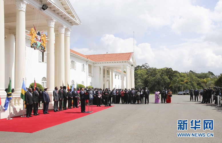 5月11日，中國(guó)國(guó)務(wù)院總理李克強(qiáng)在內(nèi)羅畢國(guó)家宮與肯尼亞總統(tǒng)肯雅塔共同會(huì)見(jiàn)記者，介紹中非合作建設(shè)肯尼亞蒙巴薩－內(nèi)羅畢鐵路情況。烏干達(dá)總統(tǒng)穆塞韋尼、盧旺達(dá)總統(tǒng)卡加梅、南蘇丹總統(tǒng)基爾等東非地區(qū)國(guó)家領(lǐng)導(dǎo)人參加。新華社記者丁林?jǐn)z