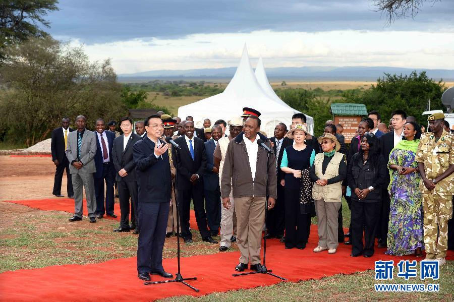 5月10日，國(guó)務(wù)院總理李克強(qiáng)與肯尼亞總統(tǒng)肯雅塔共同參觀肯尼亞內(nèi)羅畢國(guó)家公園焚燒象牙紀(jì)念地，并對(duì)中外記者發(fā)表講話?？夏醽喐笨偨y(tǒng)魯托陪同參觀。新華社記者 李濤 攝 