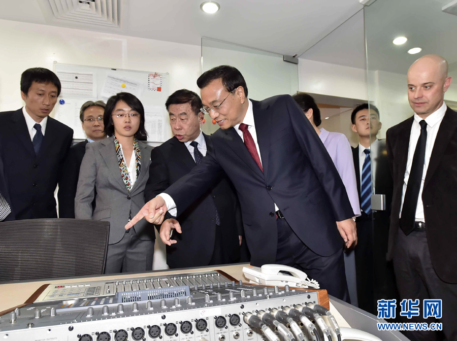 5月11日，中國國務(wù)院總理李克強在肯尼亞首都內(nèi)羅畢看望并慰問中央電視臺非洲分臺員工。 新華社記者 李濤 攝 
