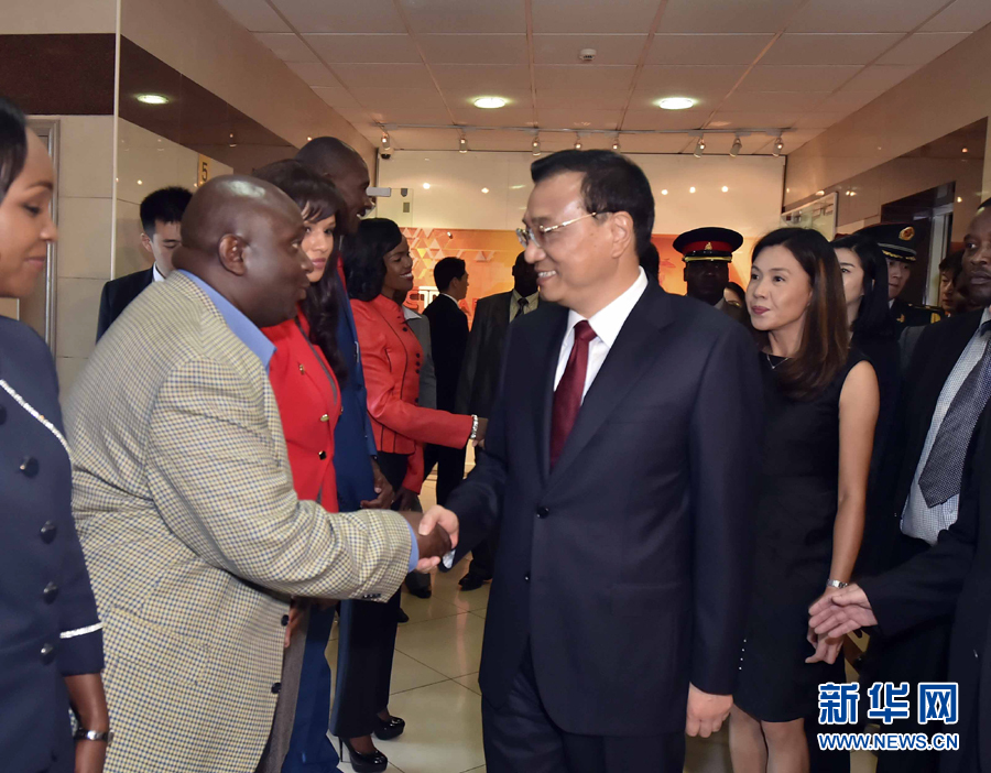 5月11日，中國國務(wù)院總理李克強在肯尼亞首都內(nèi)羅畢看望并慰問中央電視臺非洲分臺員工。 新華社記者 李濤 攝 