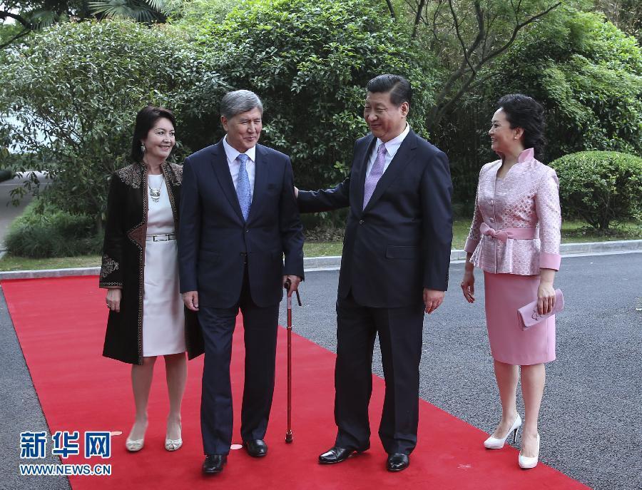 會(huì)談前，習(xí)近平在上海西郊會(huì)議中心廣場(chǎng)為阿坦巴耶夫舉行歡迎儀式。新華社記者 蘭紅光 攝 