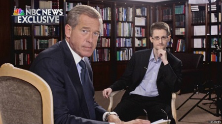 斯諾登稱，他曾作為美國中情局和國安局便衣特工在海外工作。