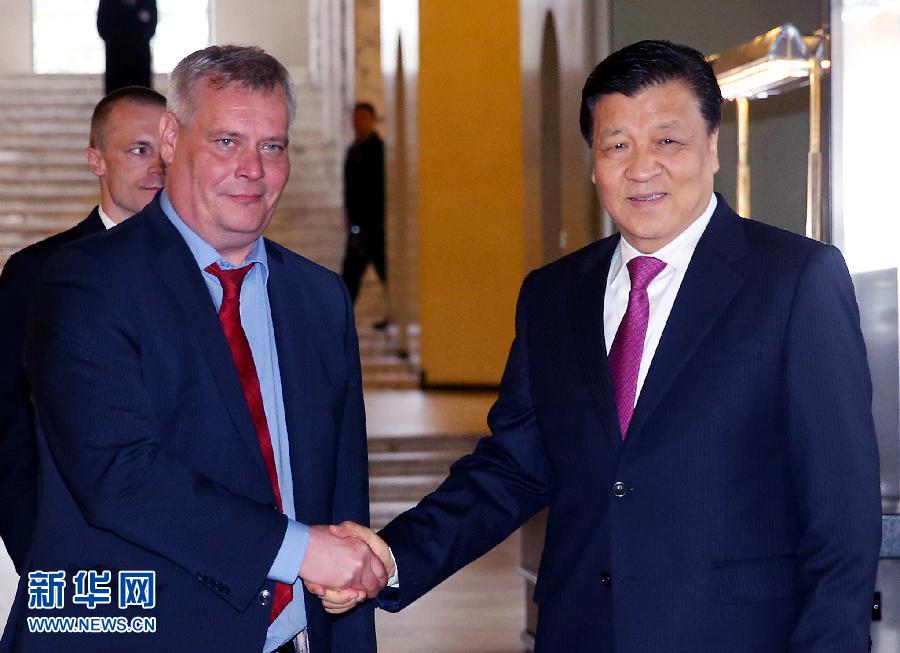 6月13日，中共中央政治局常委、中央書記處書記劉云山在赫爾辛基會見芬蘭社民黨主席、財(cái)政部長林內(nèi)。 新華社記者姚大偉攝