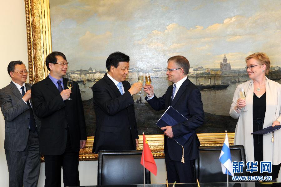 6月13日，中共中央政治局常委、中央書記處書記劉云山在赫爾辛基與赫爾辛基市長(zhǎng)帕尤寧共同出席中芬有關(guān)文化藝術(shù)合作及交流活動(dòng)的諒解備忘錄簽字儀式。新華社記者饒愛(ài)民攝 