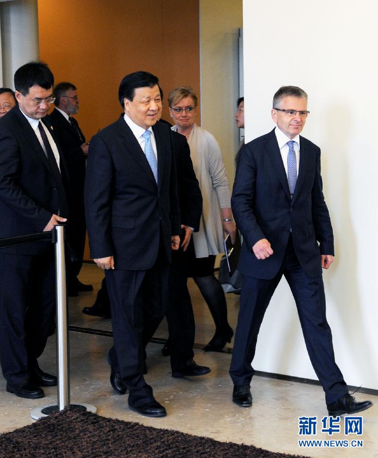 6月13日，中共中央政治局常委、中央書記處書記劉云山在赫爾辛基與赫爾辛基市長(zhǎng)帕尤寧共同出席中芬有關(guān)文化藝術(shù)合作及交流活動(dòng)的諒解備忘錄簽字儀式。新華社記者饒愛(ài)民攝