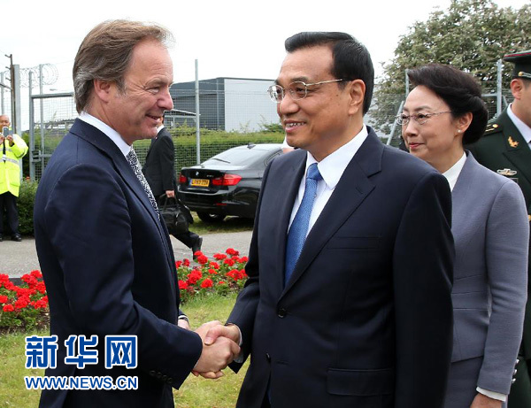 6月16日，應(yīng)英國(guó)首相卡梅倫邀請(qǐng)，國(guó)務(wù)院總理李克強(qiáng)乘專機(jī)抵達(dá)倫敦希思羅機(jī)場(chǎng)，開(kāi)始對(duì)英國(guó)進(jìn)行正式訪問(wèn)。李克強(qiáng)總理夫人程虹同機(jī)抵達(dá)。這是英國(guó)政府高級(jí)官員到機(jī)場(chǎng)迎接李克強(qiáng)總理和夫人。新華社記者 龐興雷 攝