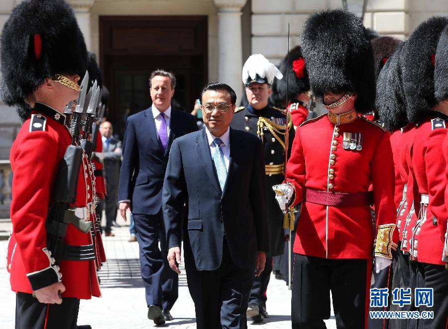 6月17日，中國國務(wù)院總理李克強在倫敦唐寧街10號首相府同英國首相卡梅倫舉行中英總理年度會晤。這是會晤前，卡梅倫為李克強舉行隆重的歡迎儀式。新華社記者 龐興雷 攝  