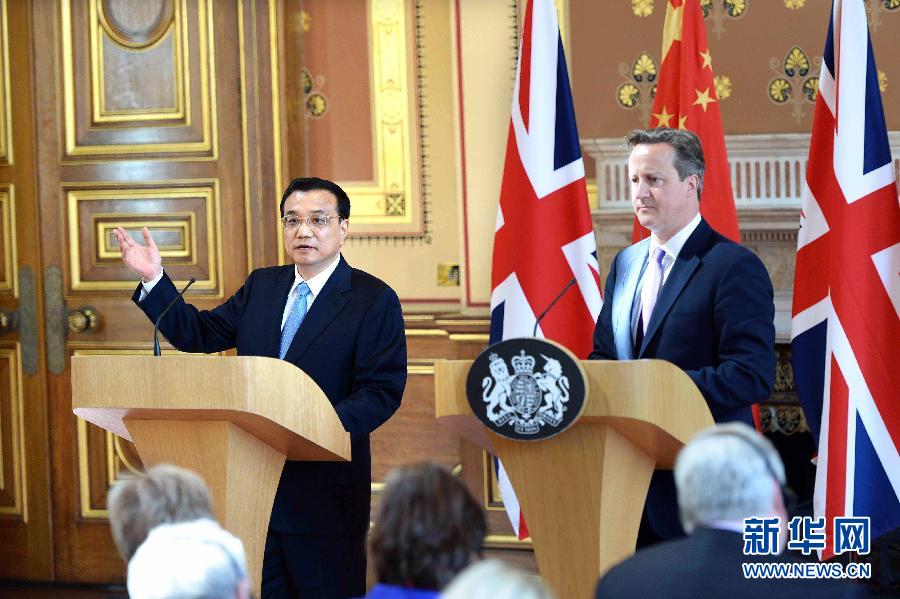 6月17日，中國國務(wù)院總理李克強(qiáng)同英國首相卡梅倫在倫敦舉行中英總理年度會晤后共同會見記者。新華社記者 李濤 攝  