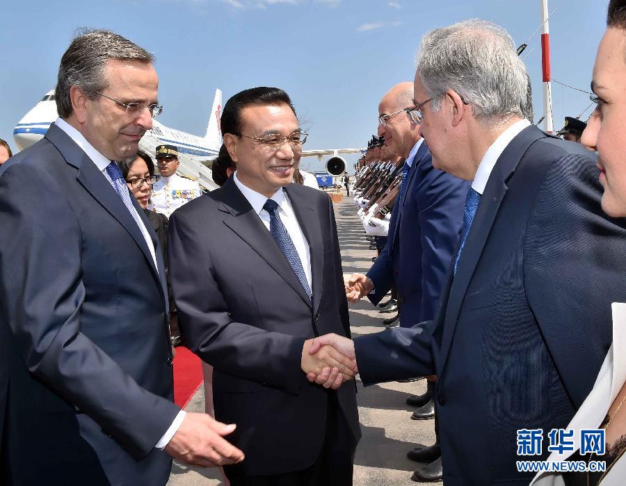 6月19日，國務(wù)院總理李克強乘專機抵達雅典國際機場，開始對希臘進行正式訪問。希臘總理薩馬拉斯在機場為李克強舉行隆重的歡迎儀式。新華社記者 李濤 攝