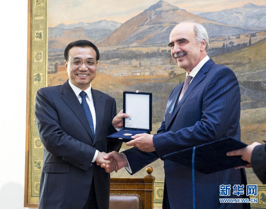 6月19日，國務(wù)院總理李克強在希臘議會大廈會見希臘議長米馬拉基斯。這是會見前，米馬拉基斯代表希臘議會向李克強授予議會金質(zhì)勛章。新華社記者 王曄 攝