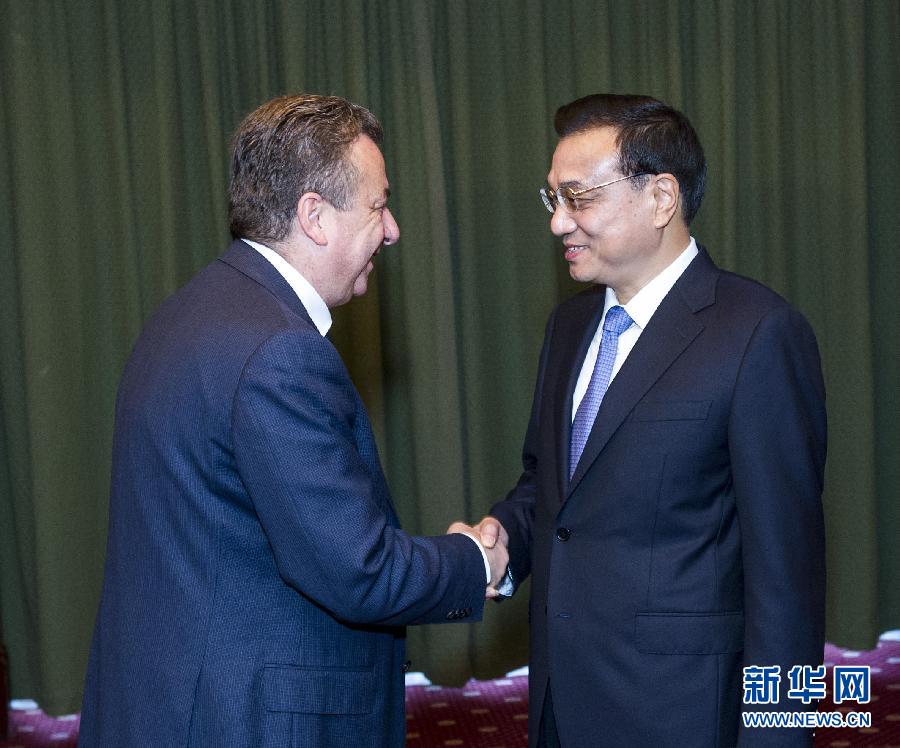 6月21日，國務(wù)院總理李克強在希臘克里特省首府伊拉克利翁會見省長阿爾納烏塔基斯。 新華社記者 王曄 攝 