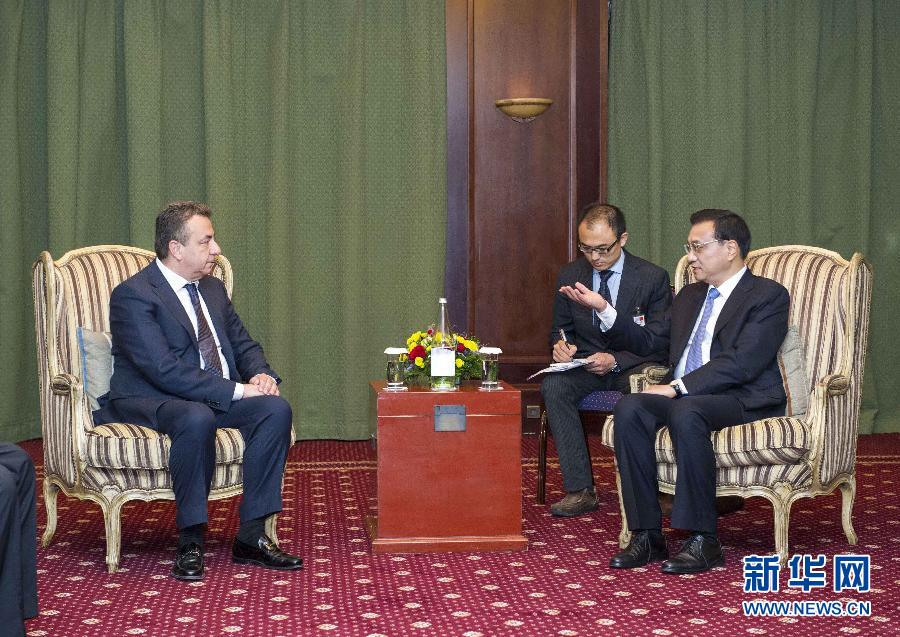 6月21日，國務(wù)院總理李克強在希臘克里特省首府伊拉克利翁會見省長阿爾納烏塔基斯。 新華社記者 王曄 攝