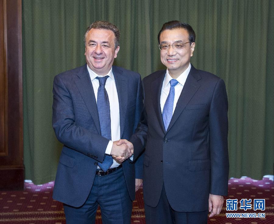 6月21日，國務(wù)院總理李克強在希臘克里特省首府伊拉克利翁會見省長阿爾納烏塔基斯。 新華社記者 王曄 攝