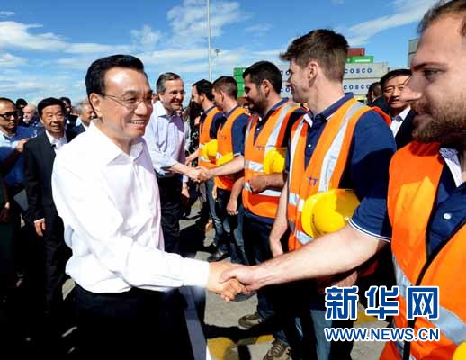 6月20日，國務(wù)院總理李克強(qiáng)與希臘總理薩馬拉斯共同考察中國遠(yuǎn)洋運(yùn)輸集團(tuán)比雷埃夫斯集裝箱碼頭。這是李克強(qiáng)和薩馬拉斯來到3號碼頭，同碼頭工人親切交流。新華社記者 李濤 攝 