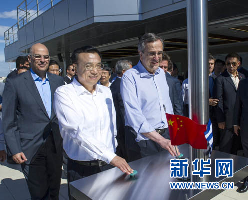 這是李克強(qiáng)與薩馬拉斯共同發(fā)出指令，一列滿載中國貨物的列車緩緩駛出比雷埃夫斯港，開往中東歐目的地。新華社記者 王曄 攝