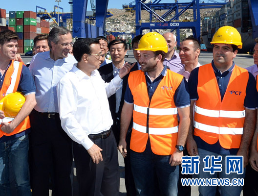 6月20日，國務(wù)院總理李克強(qiáng)與希臘總理薩馬拉斯共同考察中國遠(yuǎn)洋運(yùn)輸集團(tuán)比雷埃夫斯集裝箱碼頭。這是李克強(qiáng)和薩馬拉斯來到3號碼頭，同碼頭工人親切交流。新華社記者 李濤 攝