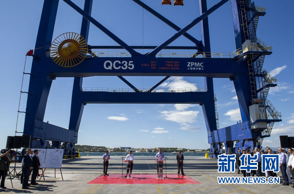 這是李克強(qiáng)和薩馬拉斯在3號碼頭發(fā)表講話。新華社記者 王曄 攝