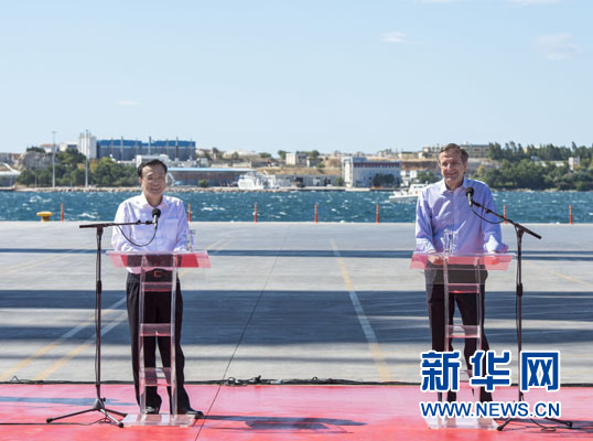 這是李克強(qiáng)和薩馬拉斯在3號碼頭發(fā)表講話。新華社記者 王曄 攝