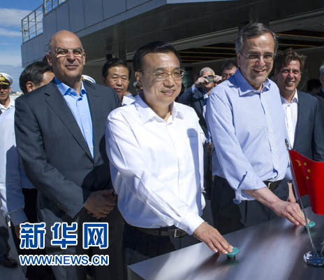 這是李克強(qiáng)與薩馬拉斯共同發(fā)出指令，一列滿載中國貨物的列車緩緩駛出比雷埃夫斯港，開往中東歐目的地。新華社記者 王曄 攝