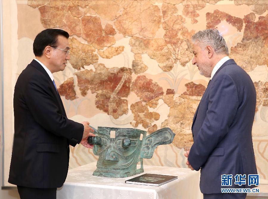 6月21日，國務(wù)院總理李克強(qiáng)與希臘總理薩馬拉斯共同出席希臘伊拉克利翁博物館新館開館儀式并發(fā)表講話。這是李克強(qiáng)向伊拉克利翁博物館贈送三星堆出土文物復(fù)制品。新華社記者 龐興雷 攝 