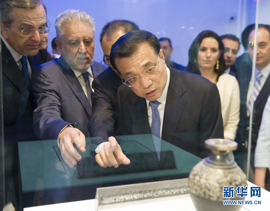  6月21日，國務(wù)院總理李克強(qiáng)與希臘總理薩馬拉斯共同出席希臘伊拉克利翁博物館新館開館儀式并發(fā)表講話。這是李克強(qiáng)在參觀博物館展品。新華社記者 黃敬文 攝 