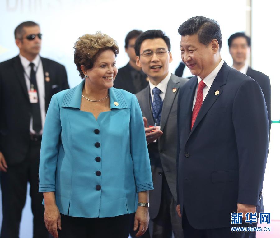 7月15日，國(guó)家主席習(xí)近平在巴西福塔萊薩出席金磚國(guó)家領(lǐng)導(dǎo)人第六次會(huì)晤。這是巴西總統(tǒng)羅塞夫迎接習(xí)近平主席。 新華社記者 蘭紅光 攝 