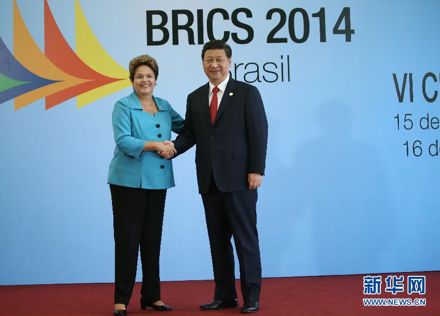 7月15日，國(guó)家主席習(xí)近平在巴西福塔萊薩出席金磚國(guó)家領(lǐng)導(dǎo)人第六次會(huì)晤。這是巴西總統(tǒng)羅塞夫迎接習(xí)近平主席。 新華社記者 蘭紅光 攝 