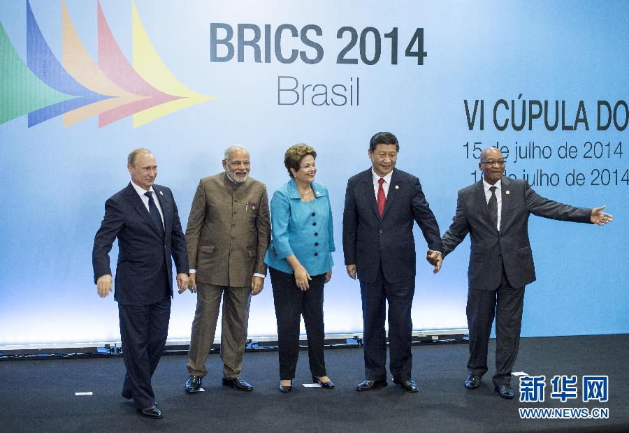 7月15日，國(guó)家主席習(xí)近平在巴西福塔萊薩出席金磚國(guó)家領(lǐng)導(dǎo)人第六次會(huì)晤。這是金磚國(guó)家領(lǐng)導(dǎo)人集體合影。 新華社記者王曄攝  