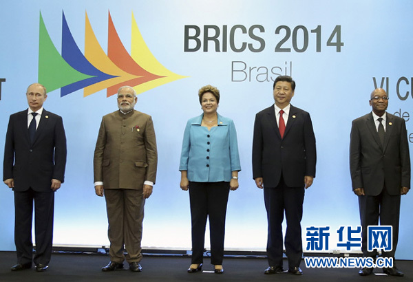  7月15日，國(guó)家主席習(xí)近平在巴西福塔萊薩出席金磚國(guó)家領(lǐng)導(dǎo)人第六次會(huì)晤。這是金磚國(guó)家領(lǐng)導(dǎo)人集體合影。 新華社記者蘭紅光攝